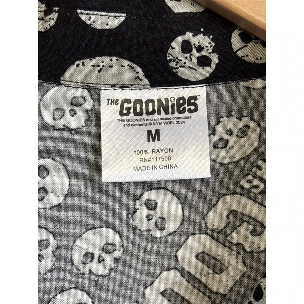The Goonies Short Sleeve Button Up Shirt Skull Print Men's Size Medium Rayon EUC